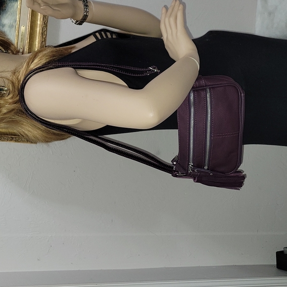 Purple leather crossbody purse with lots of pockets. - Picture 5 of 13